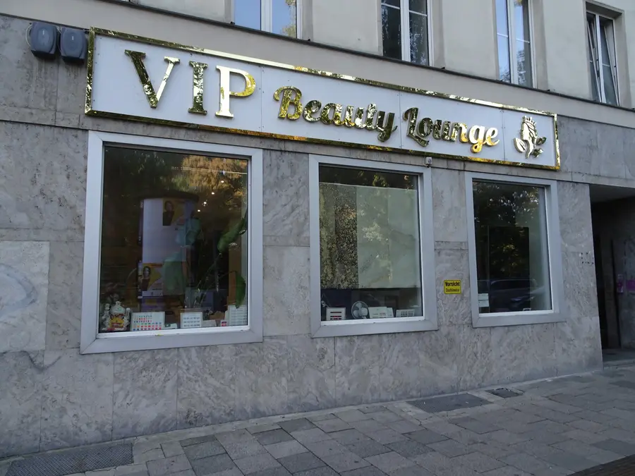Fassade der VIP Beauty Lounge mit drei Schaufenstern