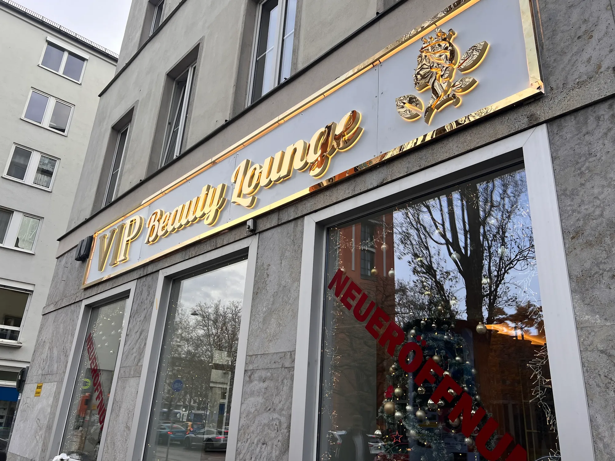 Goldener Schriftzug „VIP Beauty Lounge“ über den Schaufenstern an der Lindwurmstraße