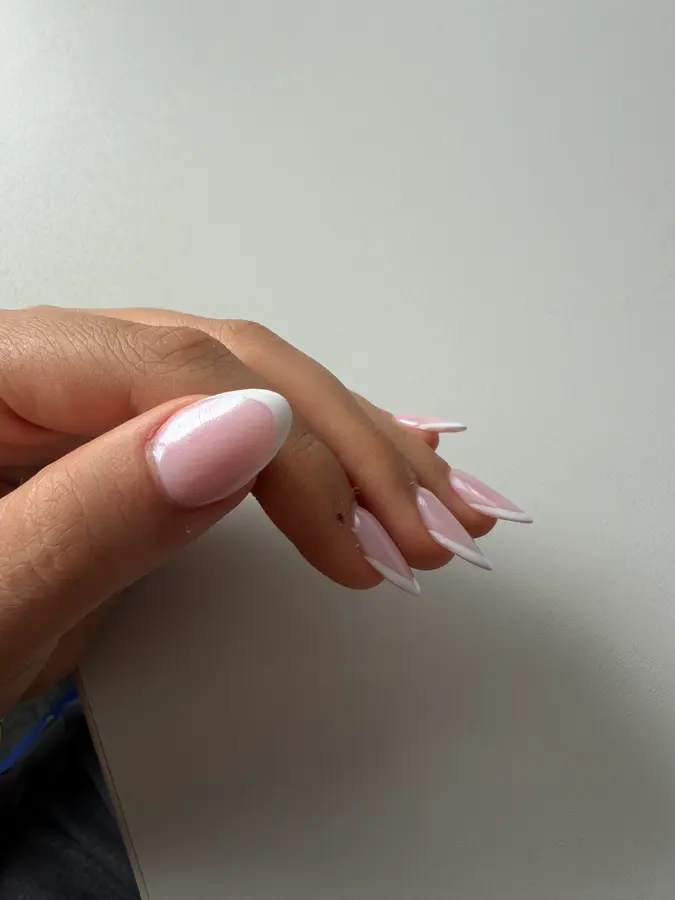 Spitze French-Nägel auf Rosé