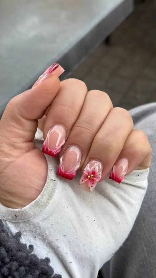 Rote French-Spitzen mit Blüte